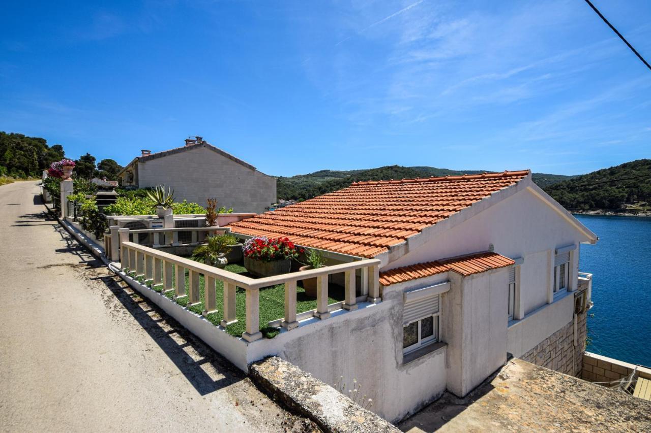 Om * Povlja (Brac)